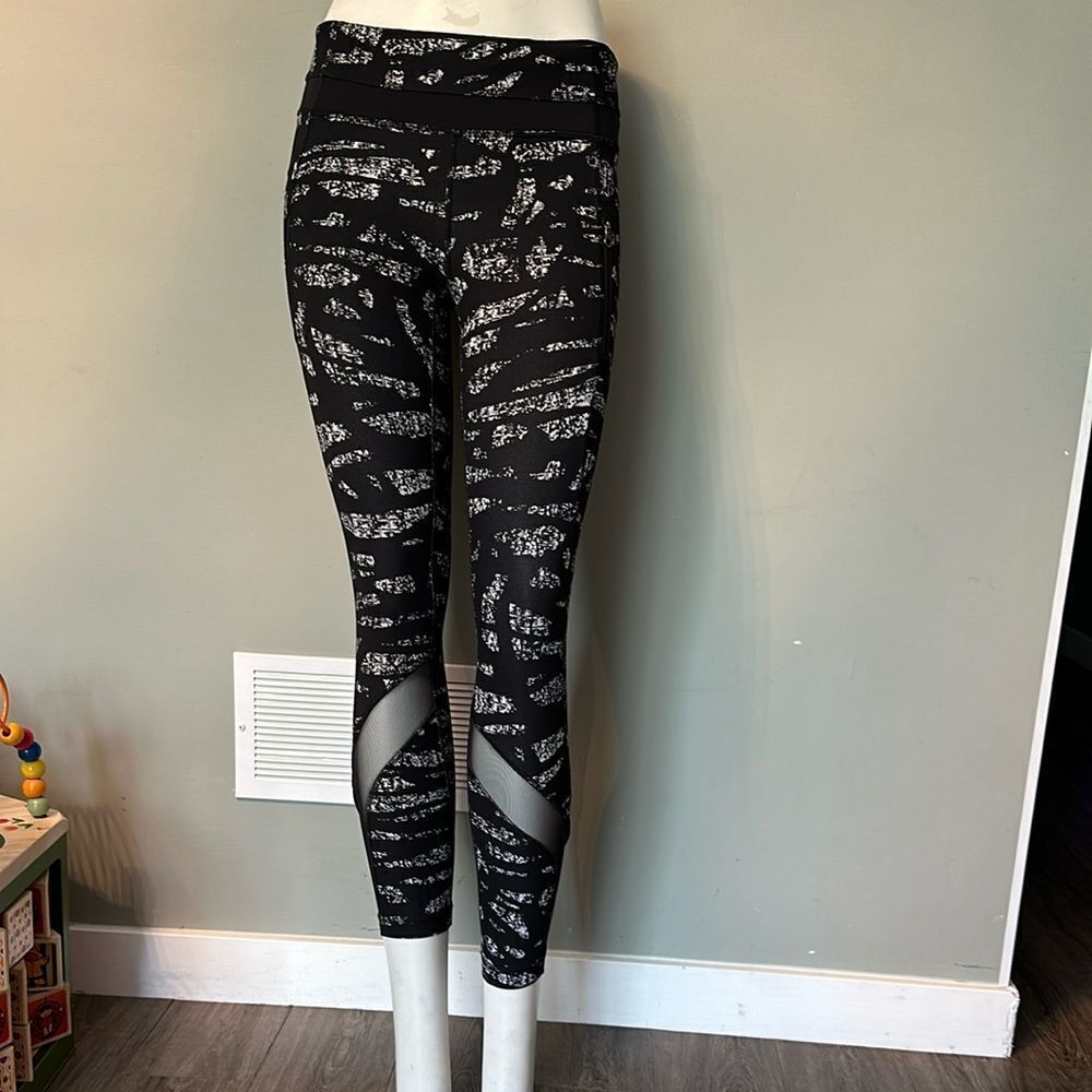 Black and White Patterned Capris Lululemon size 4